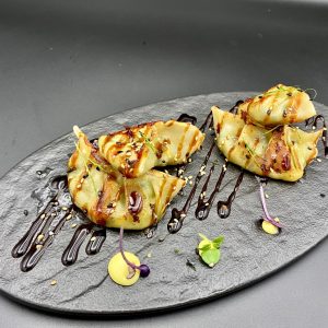 camarón furay, palta, bañado en salsa acevichada coronado con shishimi