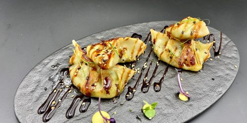 camarón furay, palta, bañado en salsa acevichada coronado con shishimi